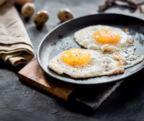 chefs utilizam para que o ovo frito fique perfeito e não grude no fundo de sua panela