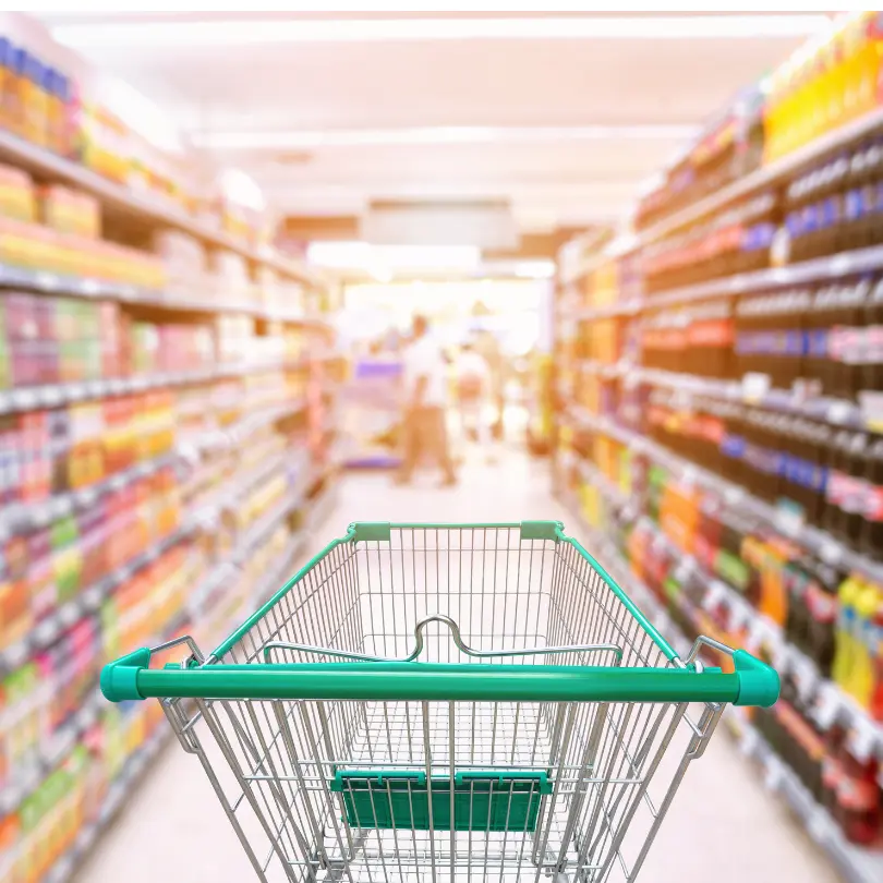 As compras mensais nos supermercados têm se tornado cada vez mais onerosas para os brasileiros devido ao aumento dos preços