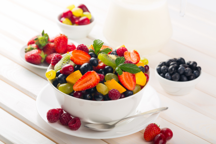 Ricas em nutrientes, as frutas são capazes de regular muitos processos do corpo humano. “A maior parte das cores da alimentação vem das frutas, que oferecem vitaminas e minerais não fabricados pelo organismo